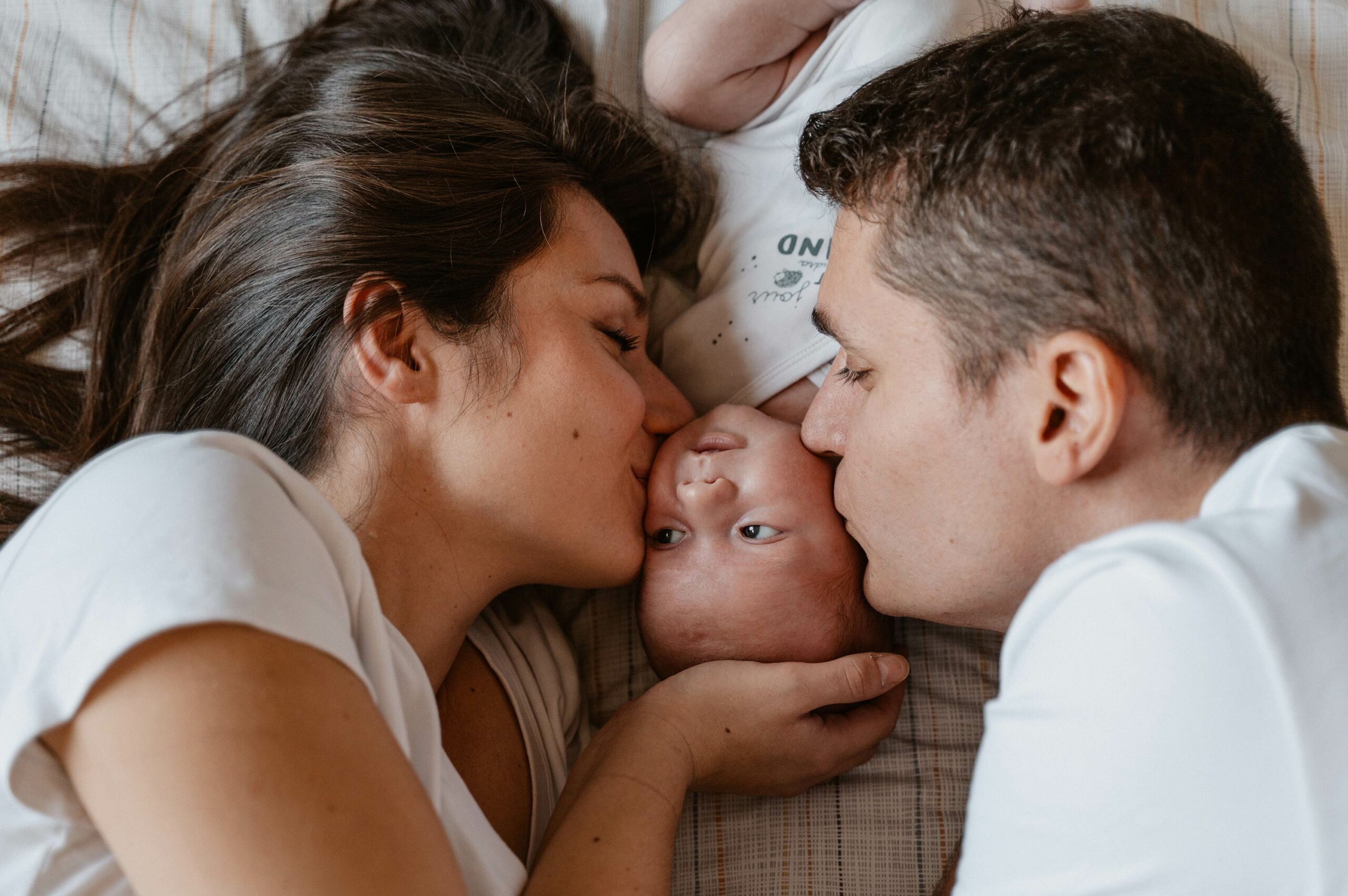 Studio Singulier – Séance photo naissance parents et bébé par Marie Monard – Photographe près d'Ambérieu.