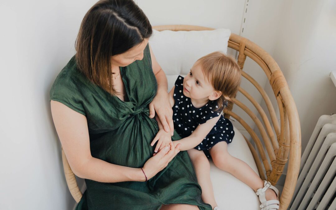 Studio Singulier – Séance photo grossesse avec enfant par Marie Monard – Photographe près d'Ambérieu.