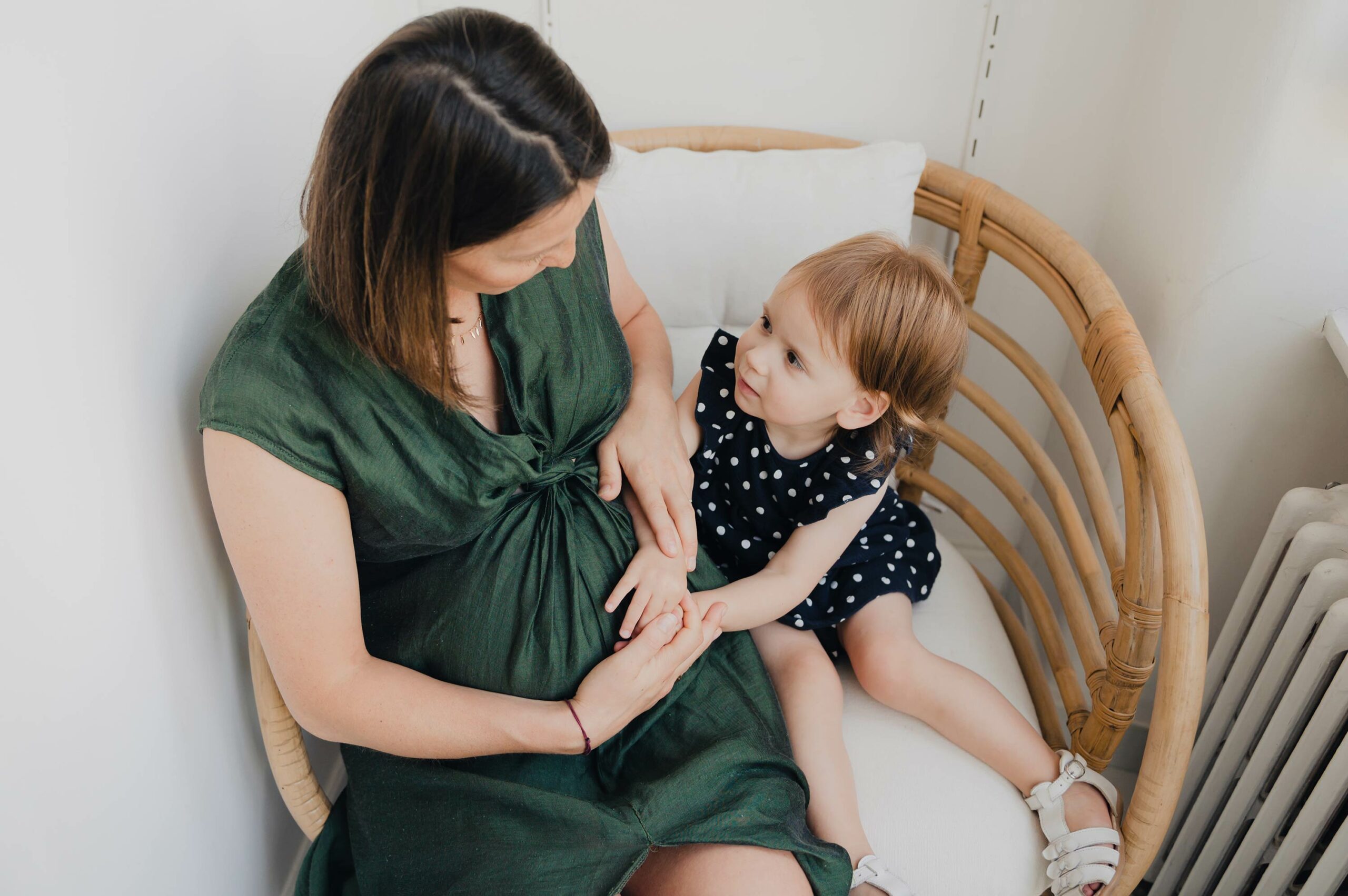 Studio Singulier – Séance photo grossesse avec enfant par Marie Monard – Photographe près d'Ambérieu.